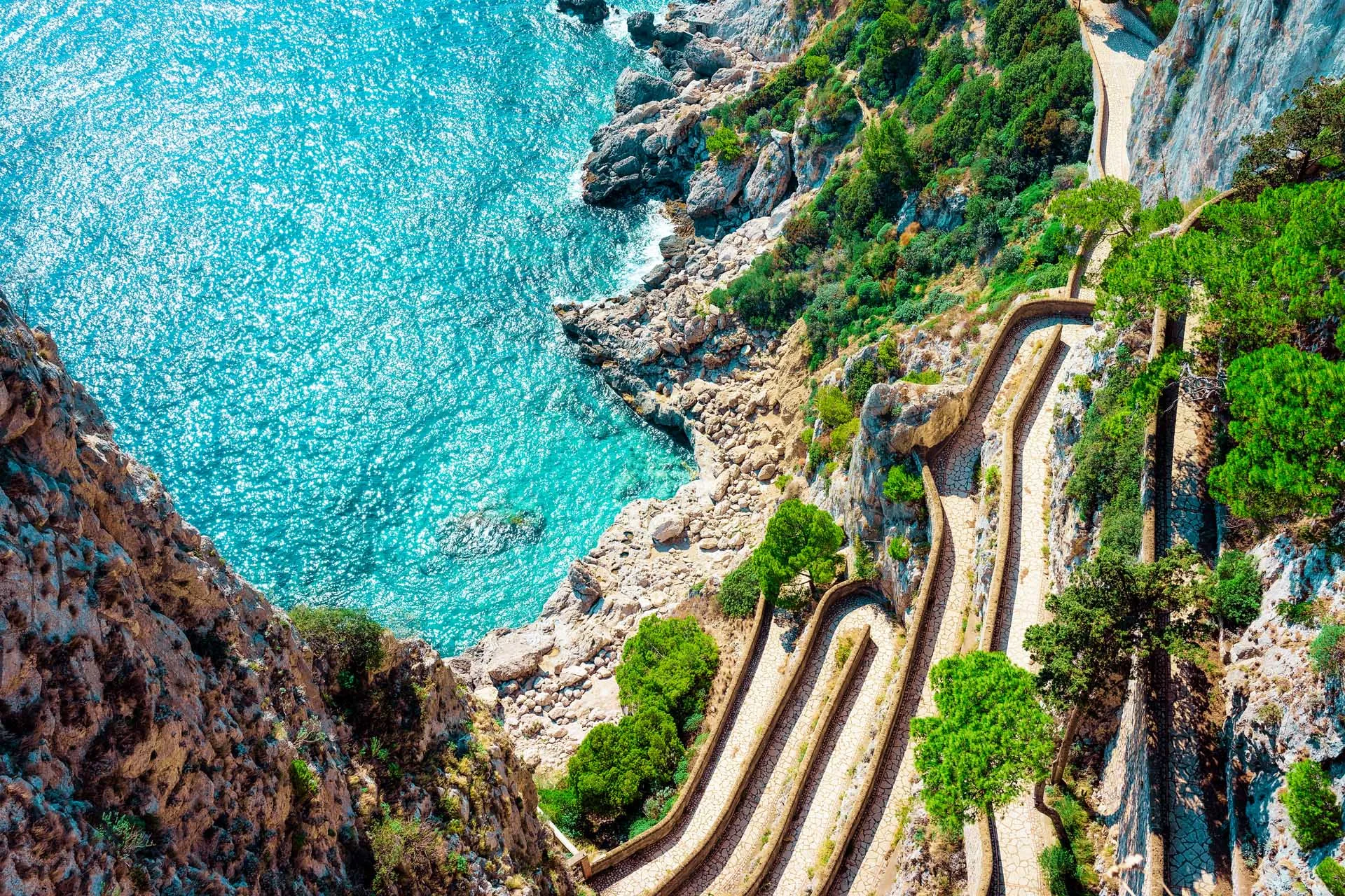 Via Krupp e mare cristallino di Capri dall'alto