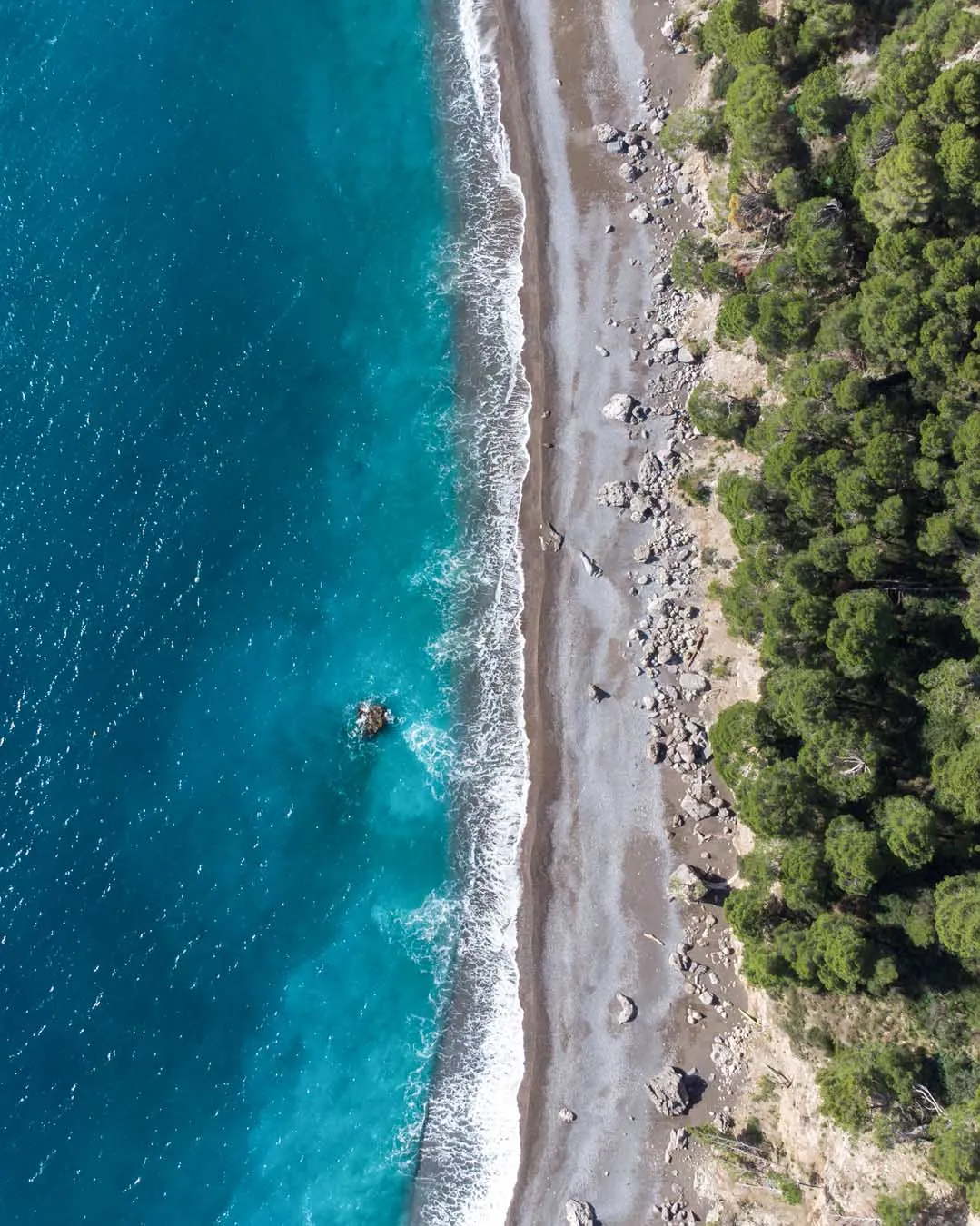 Spiaggia della Costiera Amalfitana vista dall'alto